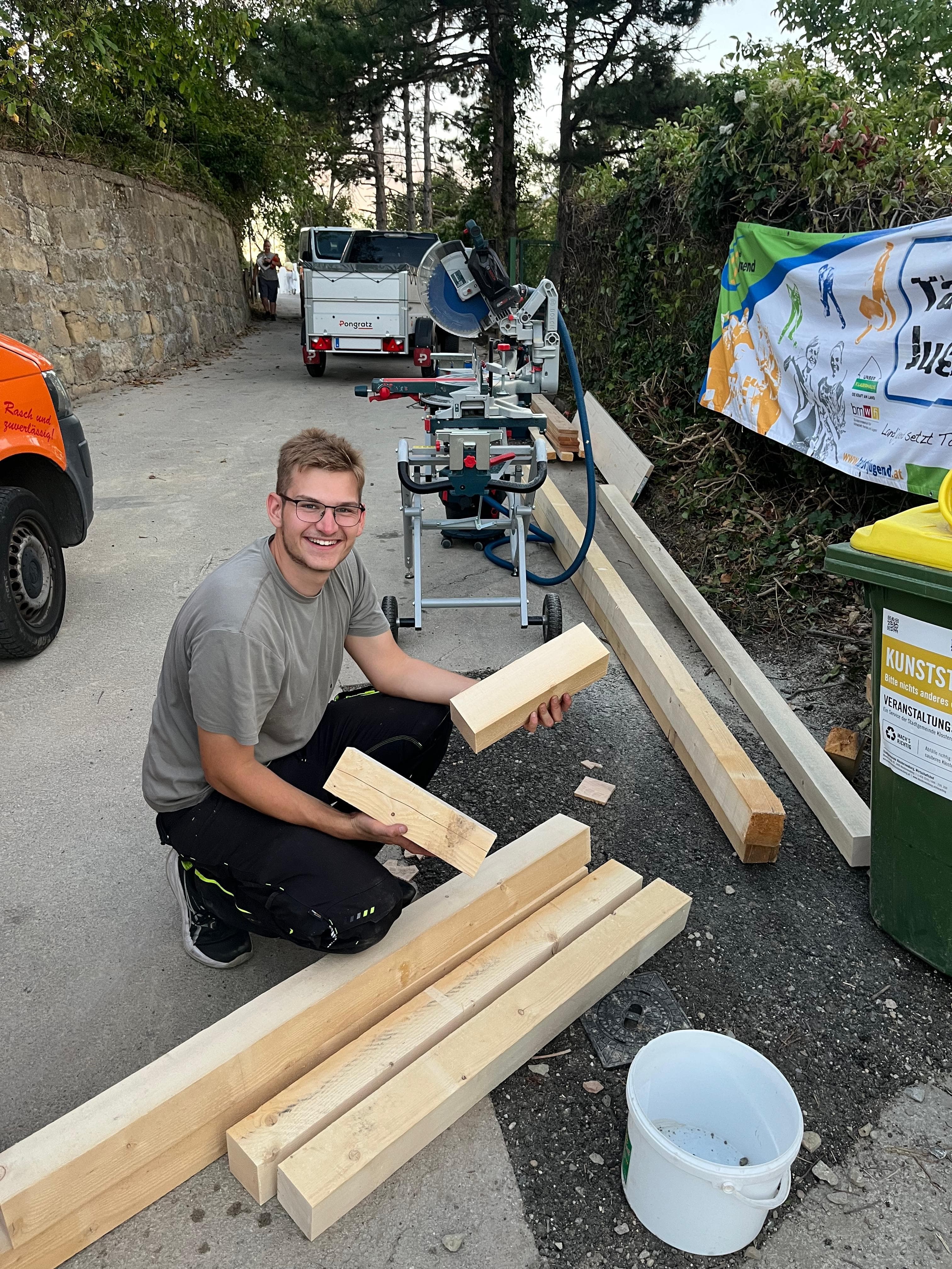 Fabian bei der Arbeit mit der Motorsäge